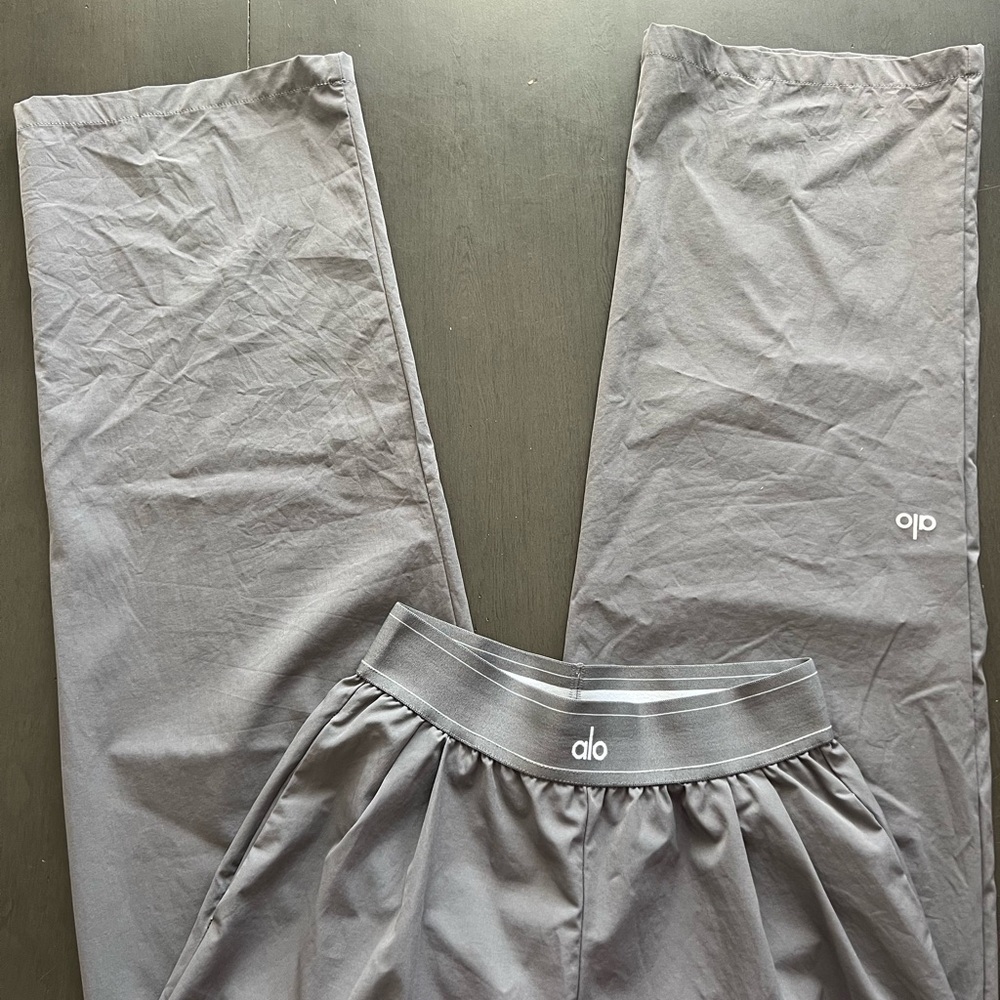 ALO Yoga Woman’s Gray Pants